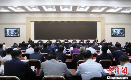  圖為青海省生態環境保護警示教育大會現場。　張添福　攝 　　