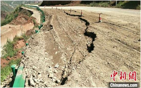 圖為發生路基下沉滑移險情的路段。果洛公路總段供圖