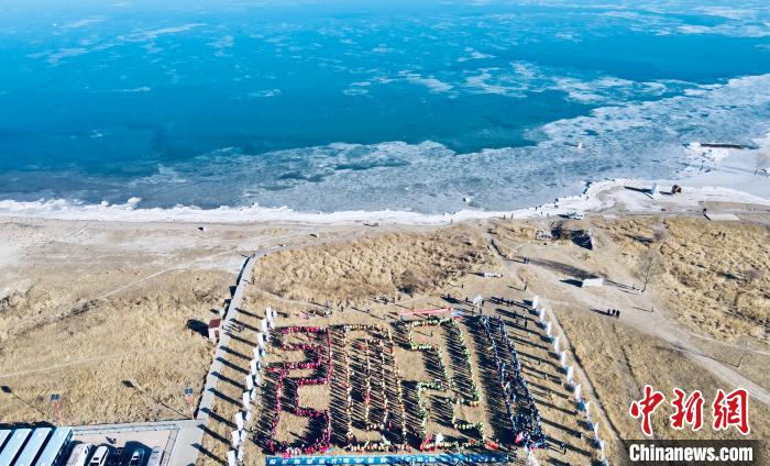 “2021·與愛相依”迎新年環保徒步青海湖畔“開走”