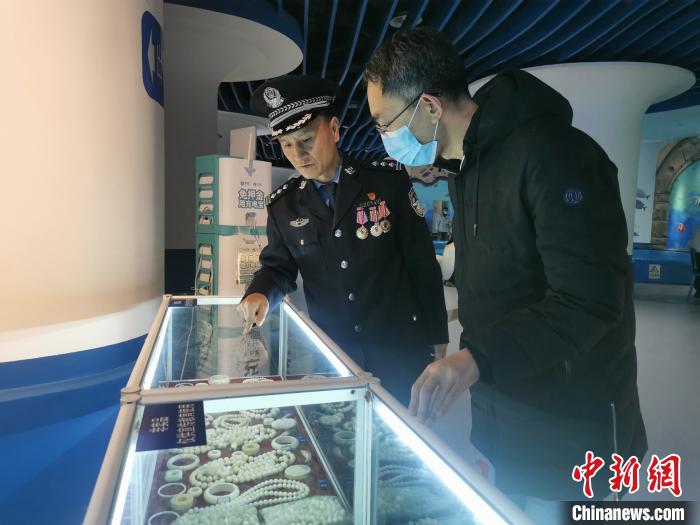 圖為森林警察為游客講解查獲這些象牙制品過程中發生的真實故事。 文思睿 攝