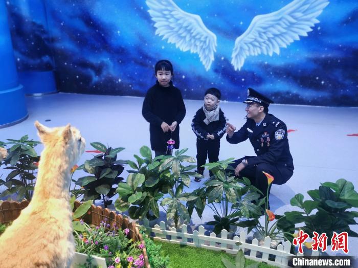 圖為森林警察為小朋友科普野生動物保護知識。 文思睿 攝