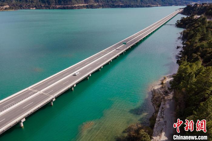 資料圖為西藏拉薩至林芝高等級公路多布湖風光。　江飛波 攝