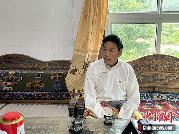 巴卡村黨支部書記、村委會主任尼瑪次仁。周璟 攝