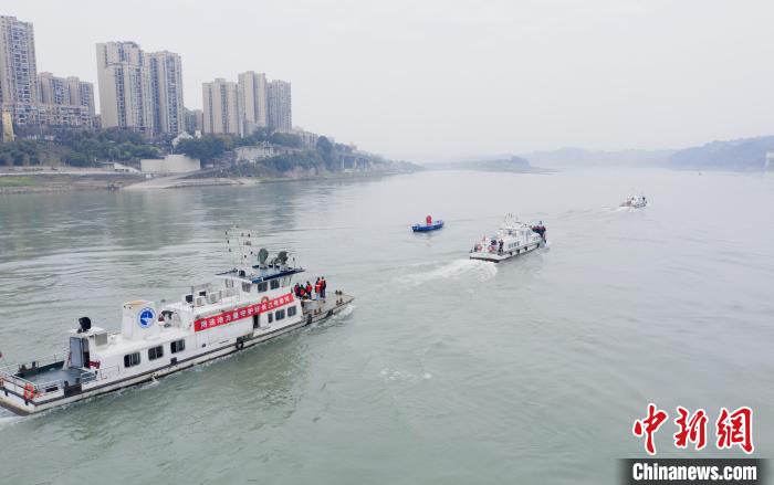 聯(lián)合巡江守護(hù)活動(dòng)現(xiàn)場。　江安縣融媒體中心 攝