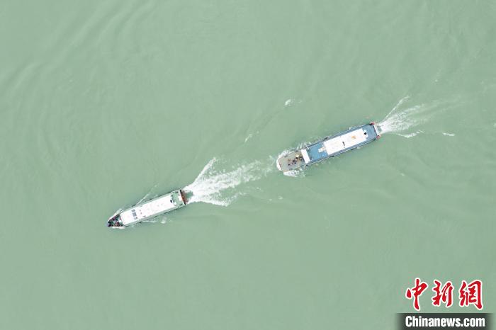 聯(lián)合巡江守護(hù)活動(dòng)現(xiàn)場。　江安縣融媒體中心 攝