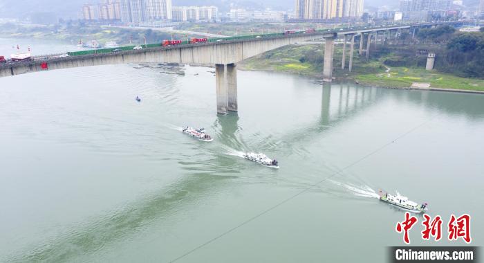 聯(lián)合巡江守護(hù)活動(dòng)現(xiàn)場。　江安縣融媒體中心 攝