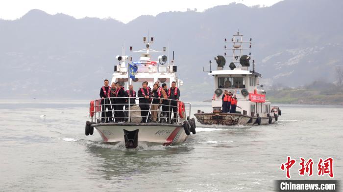 聯(lián)合巡江守護(hù)活動(dòng)現(xiàn)場。　江安縣融媒體中心 攝