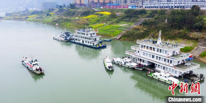 聯(lián)合巡江守護(hù)活動(dòng)現(xiàn)場。　江安縣融媒體中心 攝