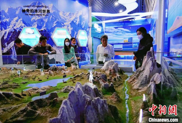 圖為中外嘉賓在玉樹州博物館內參觀?！●R銘言 攝