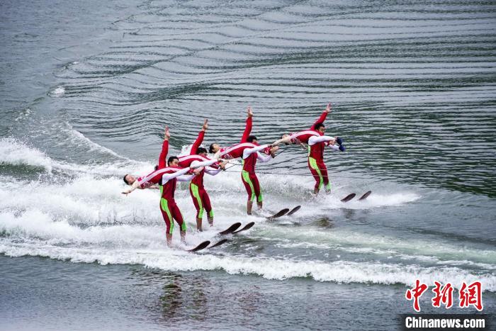 捕魚節上的水上表演。　主辦方供圖