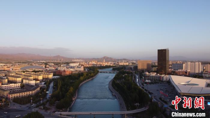 圖為無人機(jī)航拍德令哈巴音河。　何倩楠 攝