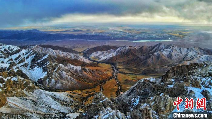 圖為柴達木盆地柏樹山森林地質公園云霧繚繞?！“蛨D那生 攝