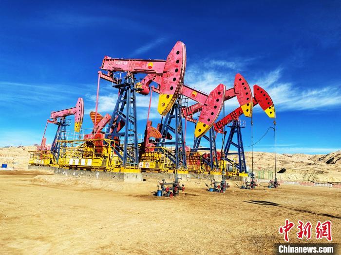 圖為青海油田采油基地?！O睿 攝