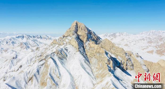 圖為山川被白雪覆蓋。　都蘭縣融媒體中心供圖