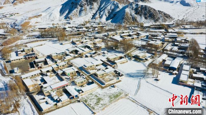 圖為鄉(xiāng)村被白雪覆蓋?！《继m縣融媒體中心供圖