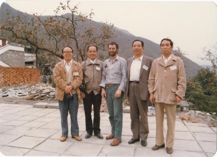 1987年早期脊椎動(dòng)物國(guó)際研討會(huì)在中國(guó)舉行，劉玉海先生(右一)與中外同行專家合影。　Gavin Young(澳大利亞) 供圖