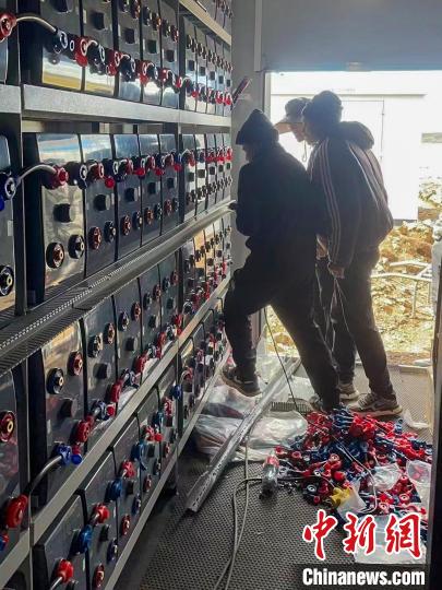 圖為微電網系統安裝調試現場。　孫寶鶴 攝