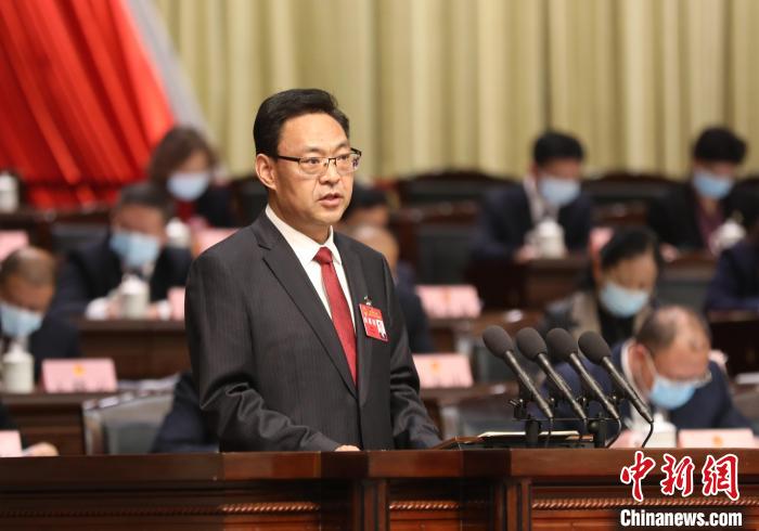 圖為青海省西寧市人民政府代市長石建平作政府工作報告?！∑钤鲚?攝