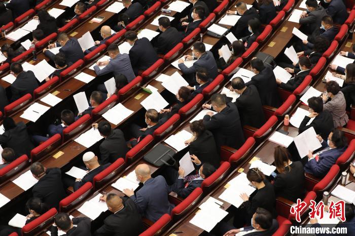 圖為會議現場，參會代表正在聽取政府工作報告?！∑钤鲚?攝