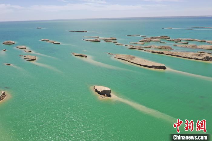 圖為海西州境內的水上雅丹風光。　趙凜松 攝