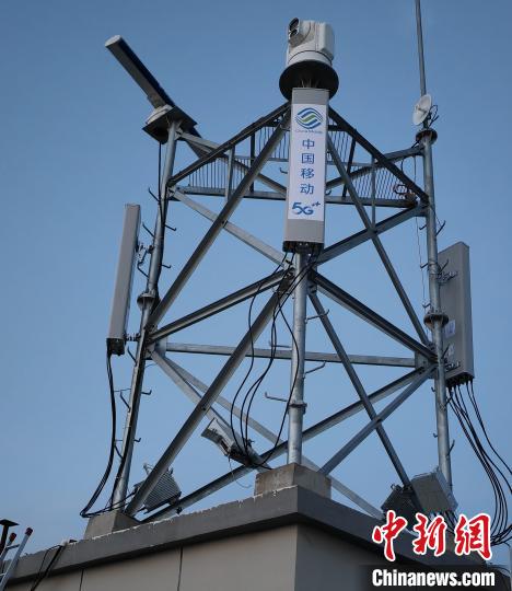 資料圖為建在龍羊峽湖區(qū)內(nèi)的5G基站。　青海移動海南分公司供圖