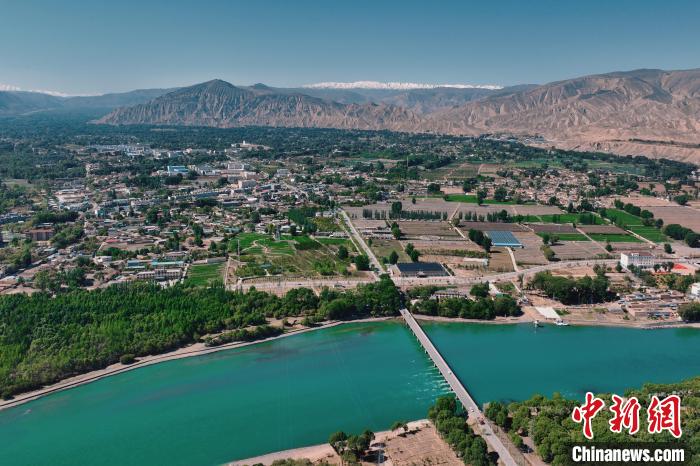 航拍青海貴德黃河岸畔綠意濃濃。　趙凜松 攝