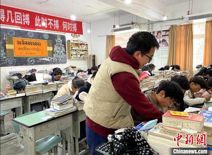 學生在免費輔導班上課。 尼瑪初 攝