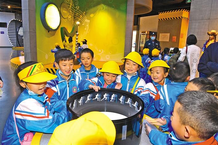 圖為10月29日,一年級的同學們在科技館參觀體驗。李洲 攝.jpg