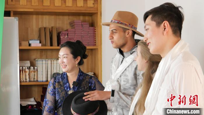 圖為留學(xué)生們正在直播帶貨。　謝牧 攝