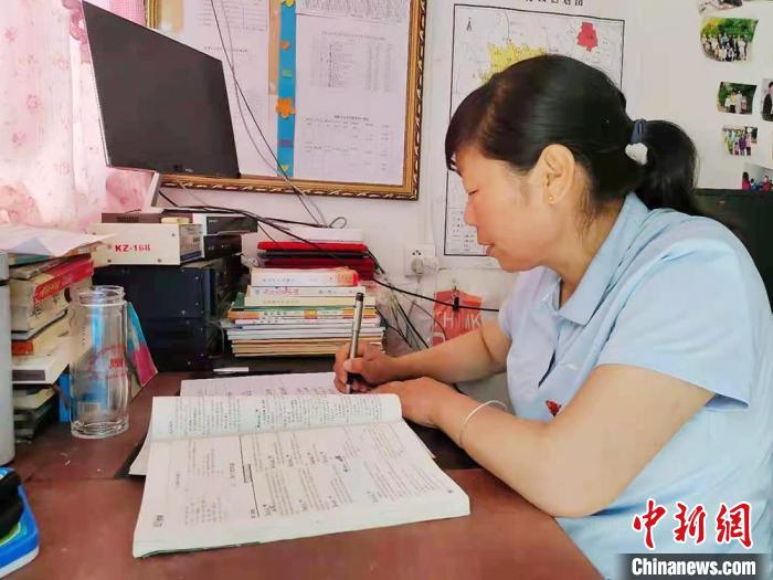 甘肅環縣“全能老師”堅守“麻雀學?！保簩W生在，我就在