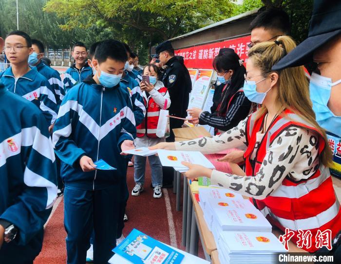 圖為西寧市法制宣傳進(jìn)校園。　西寧市城西區(qū)供圖
