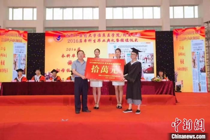 四川“90后”小伙勵志擺攤創業成功向母校捐贈300萬元