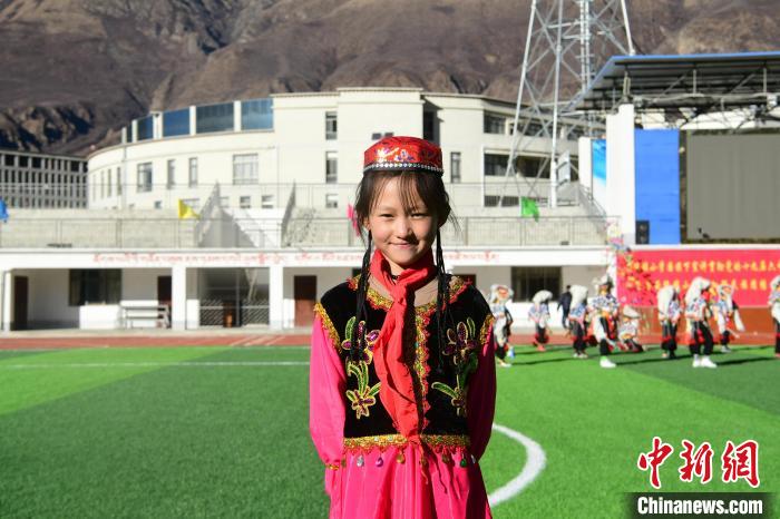 圖為加查縣安繞鎮小學回族學生馬萍。　貢嘎來松 攝