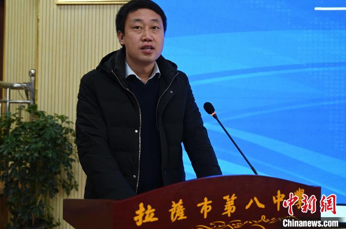 圖為城關(guān)區(qū)委副書記、區(qū)委教育工作領(lǐng)導(dǎo)小組組長汪鋒致辭。　趙朗 攝