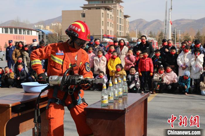 圖為消防救援人員技能展示?！铨埥?攝