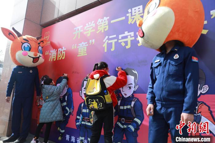 圖為開學第一課現場?！铨埥?攝