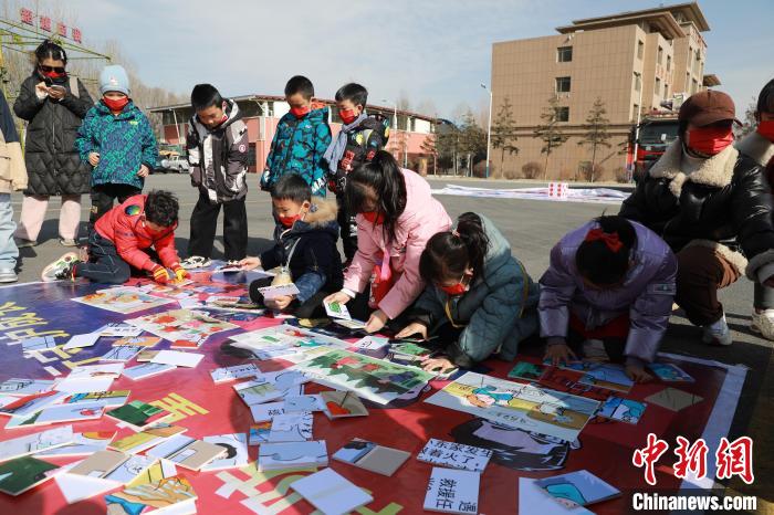 圖為小朋友們參加趣味游戲活動。　楊龍建 攝