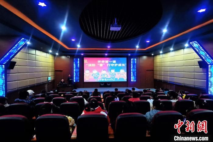 圖為小朋友們上消防安全知識教育課?！铨埥?攝