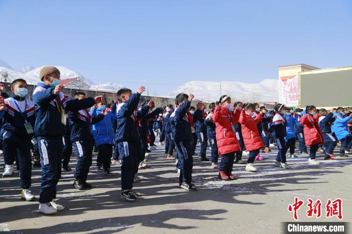 圖為學生跳起歡快的藏族舞蹈迎接新學期。　馬銘言 攝
