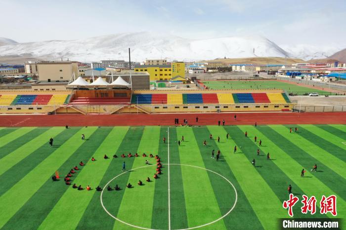 航拍曲麻萊縣足球場?！●R銘言 攝