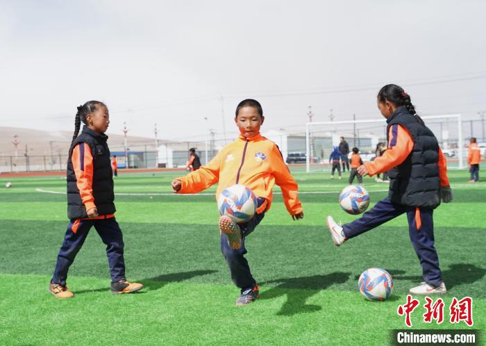 圖為孩子們進(jìn)行顛球訓(xùn)練。　馬銘言 攝
