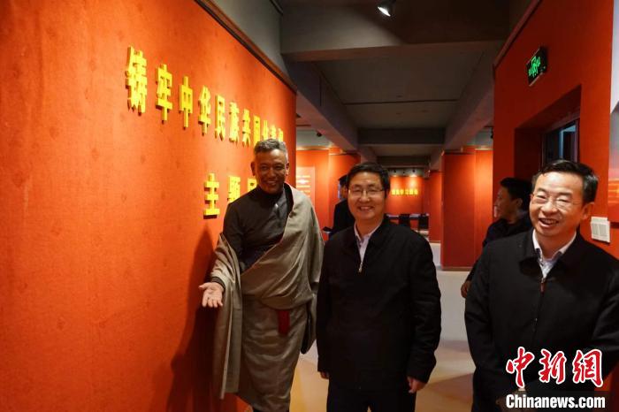 資料圖為參觀鑄牢中華民族共同體意識主題展。 胡貴龍 攝