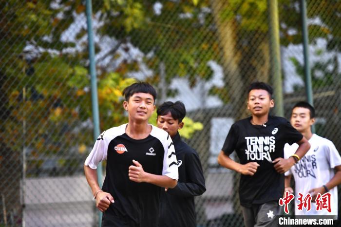 圖為王發和隊友們進行體能訓練。　鄭晨子 攝