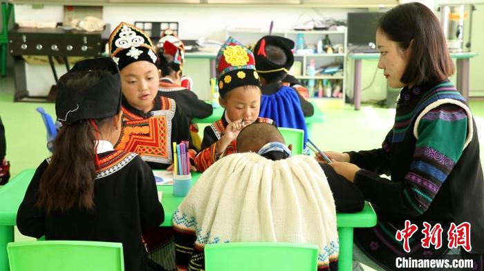 正在上課的學(xué)生。　唐啟浩 攝