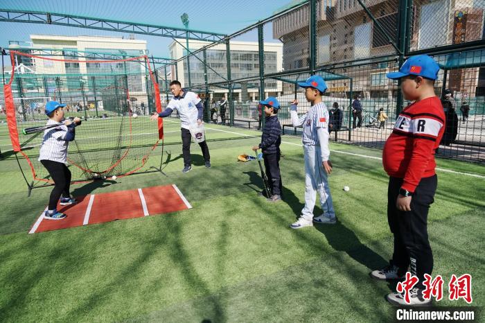 圖為小棒球手們進(jìn)行擊球訓(xùn)練。　馬銘言 攝