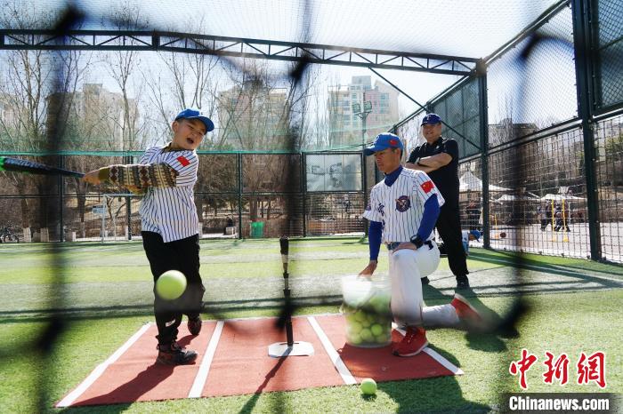 圖為教練指導(dǎo)小棒球手進(jìn)行擊球訓(xùn)練。　馬銘言 攝