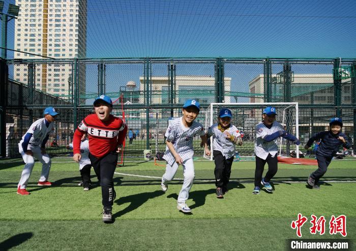 圖為小棒球手們進(jìn)行體能訓(xùn)練。　馬銘言 攝