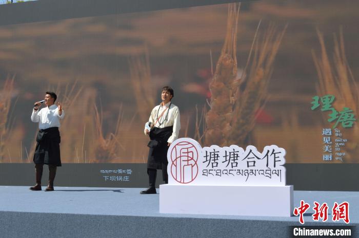 “康巴漢子”現(xiàn)場獻(xiàn)唱。　朱凌捷 攝