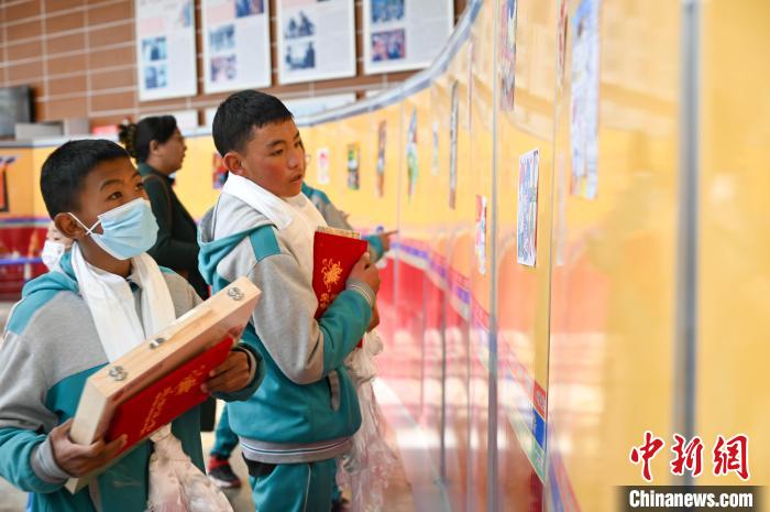 圖為學(xué)生參觀繪畫(huà)展?！≮w朗 攝