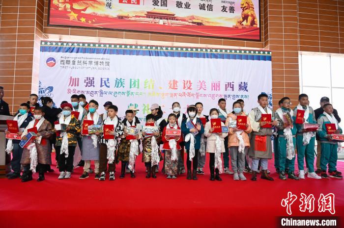 圖為部分獲獎(jiǎng)學(xué)生合影。　趙朗 攝